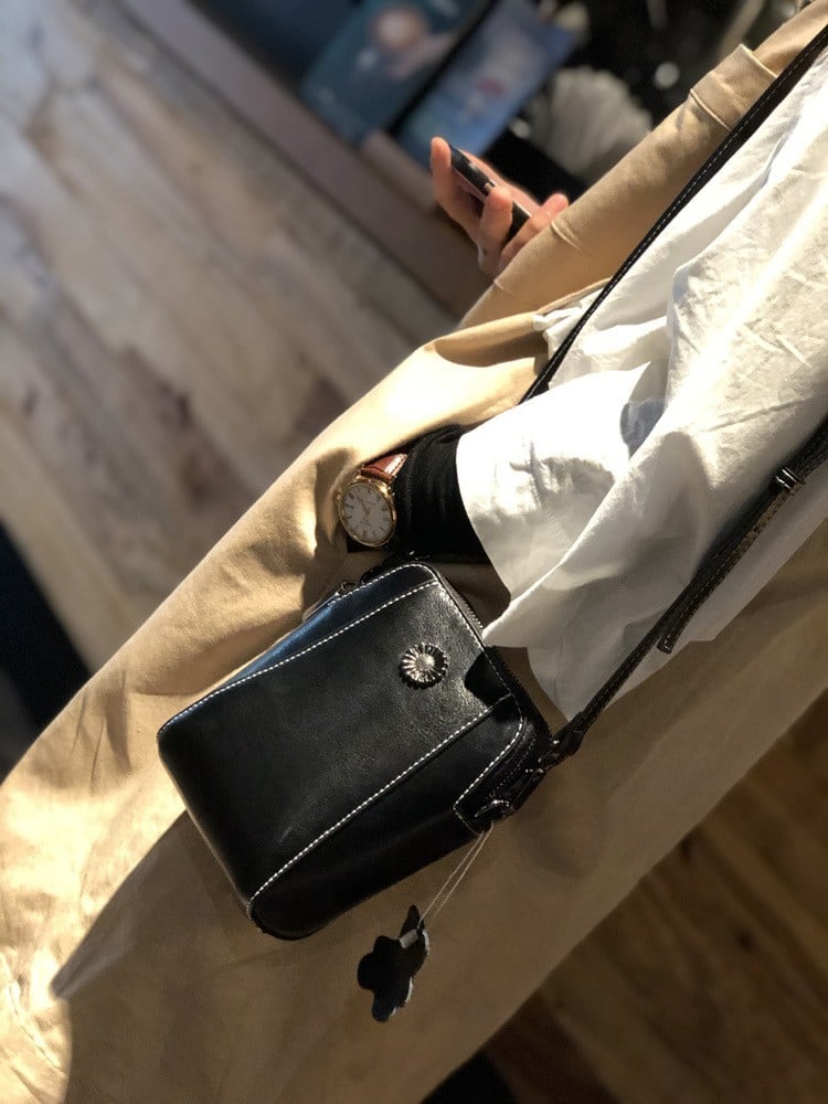 Nesha | Vertikale Crossbody-Handytasche für unterwegs