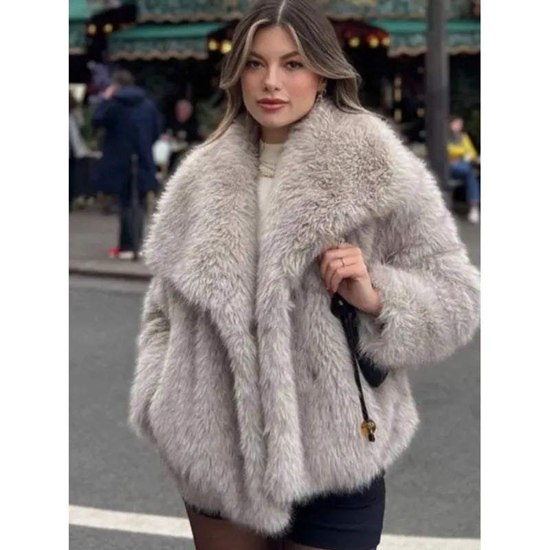 Amelia | Deine Fluffy Glam Jacke für kalte Tage