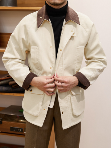 Britische Cordkragen-Jacke