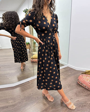 Millie | Kleid mit Punkten und tiefem V-Ausschnitt