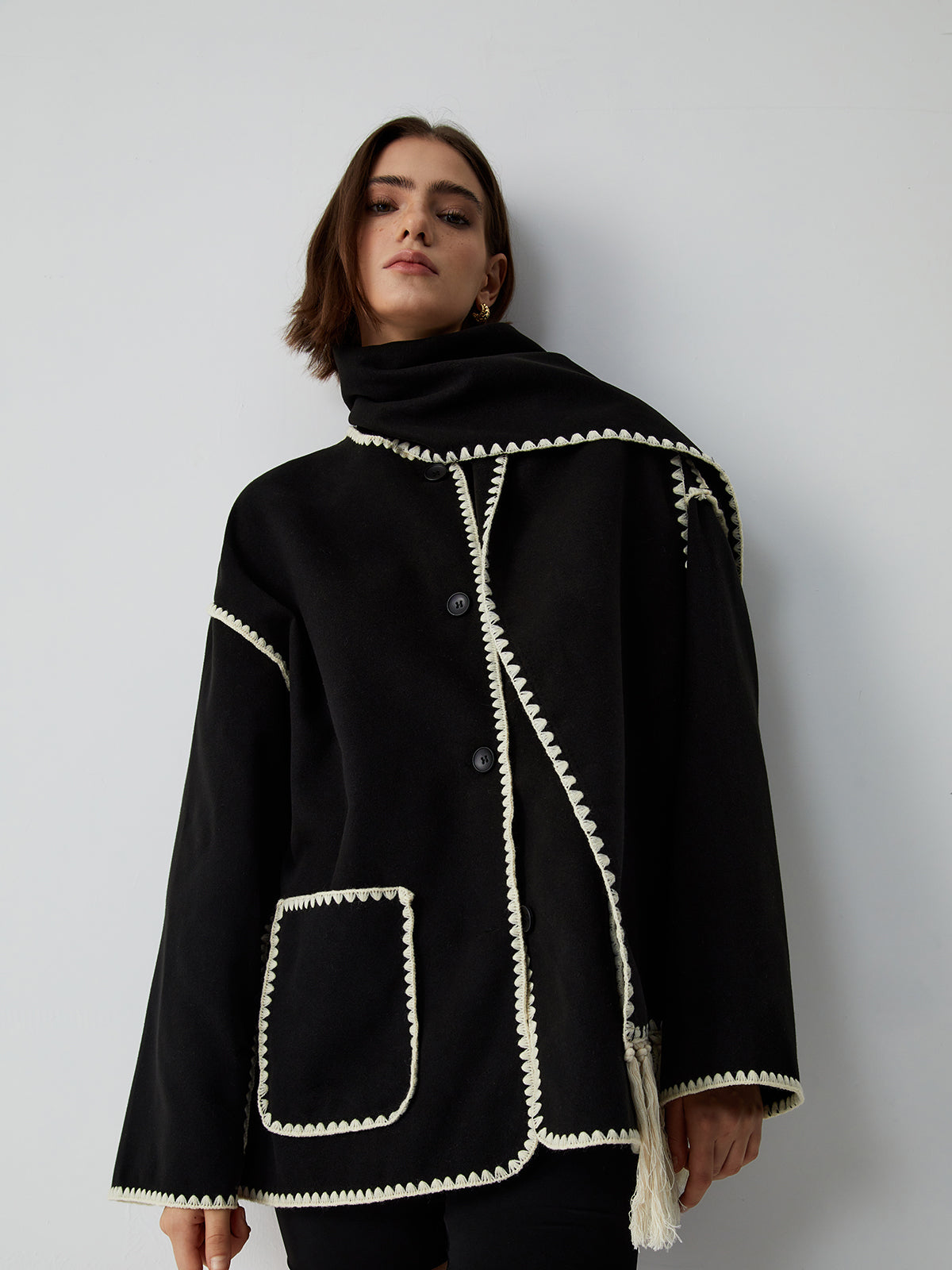Clara | Elegante Jacke mit Halstuch und Kontrastbesatz