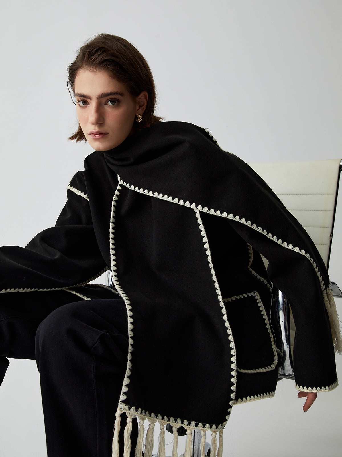 Clara | Elegante Jacke mit Halstuch und Kontrastbesatz