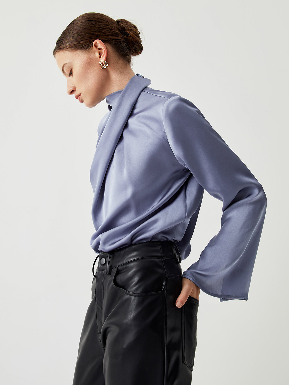 Laura | Asymmetrisches plissiertes Rollkragenshirt aus Satin