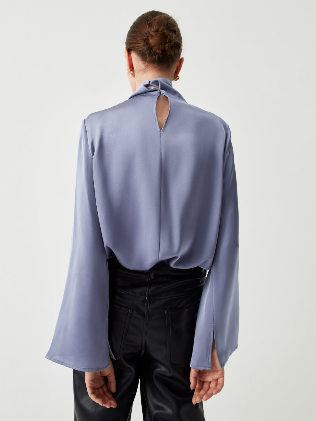 Laura | Asymmetrisches plissiertes Rollkragenshirt aus Satin