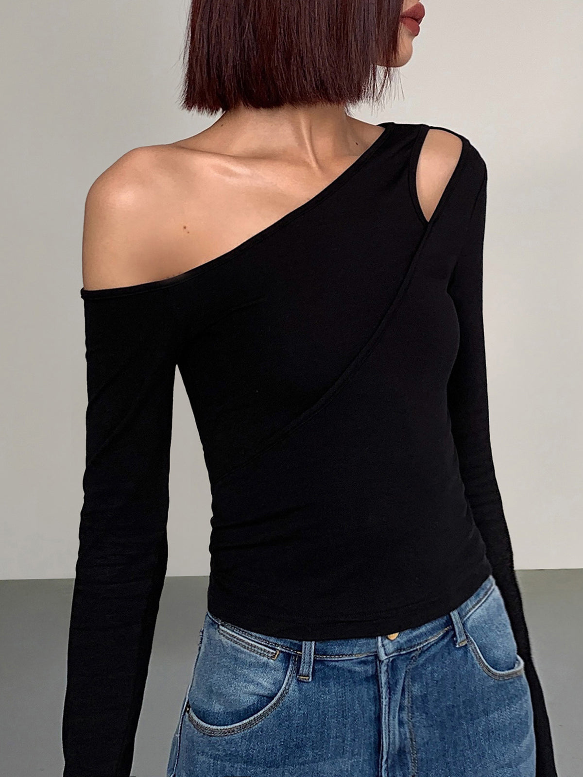 Clara | Stilvolles asymmetrisches schulterfreies Slinky Langarmshirt