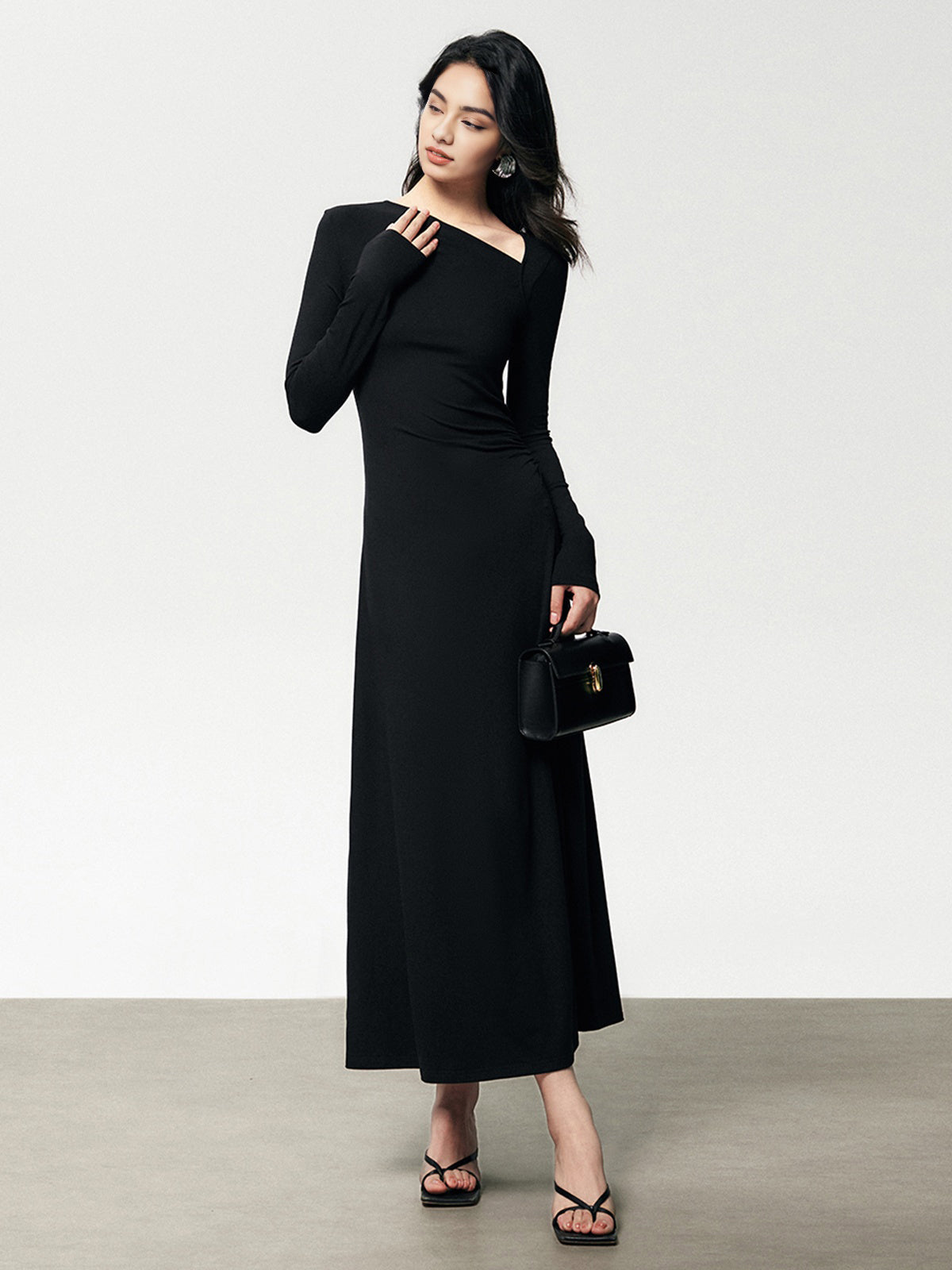 Clara | Asymmetrisches langärmeliges Bodycon Kleid aus Rippenstrick
