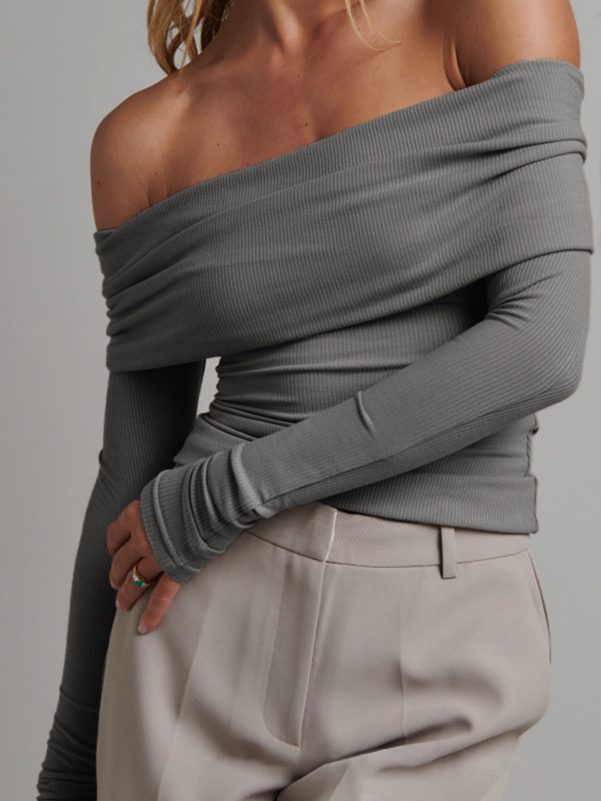Mia | Schulterfreies überfaltetes Langarm-Crop-Shirt