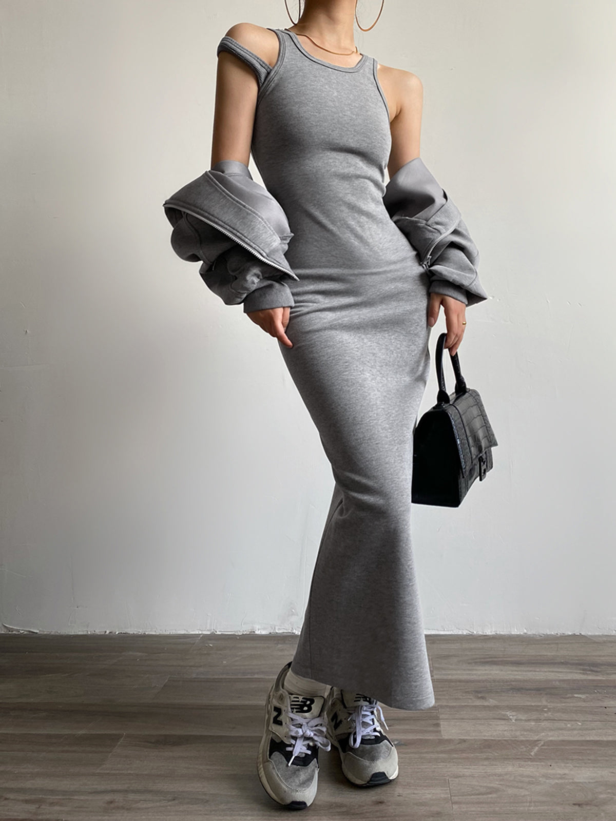 Clara | Modisches asymmetrisches Maxikleid mit geteiltem Rundhalsausschnitt