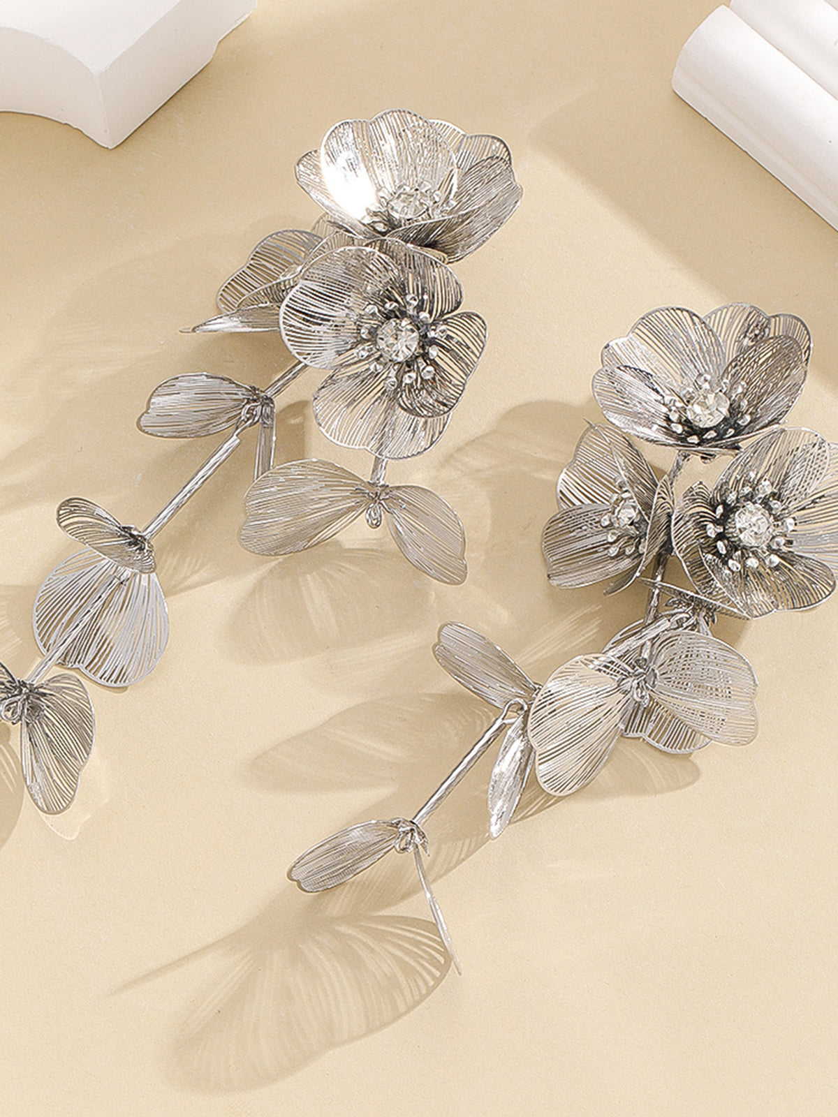 Clara | Bezaubernde Fransenohrringe mit Blumendesign