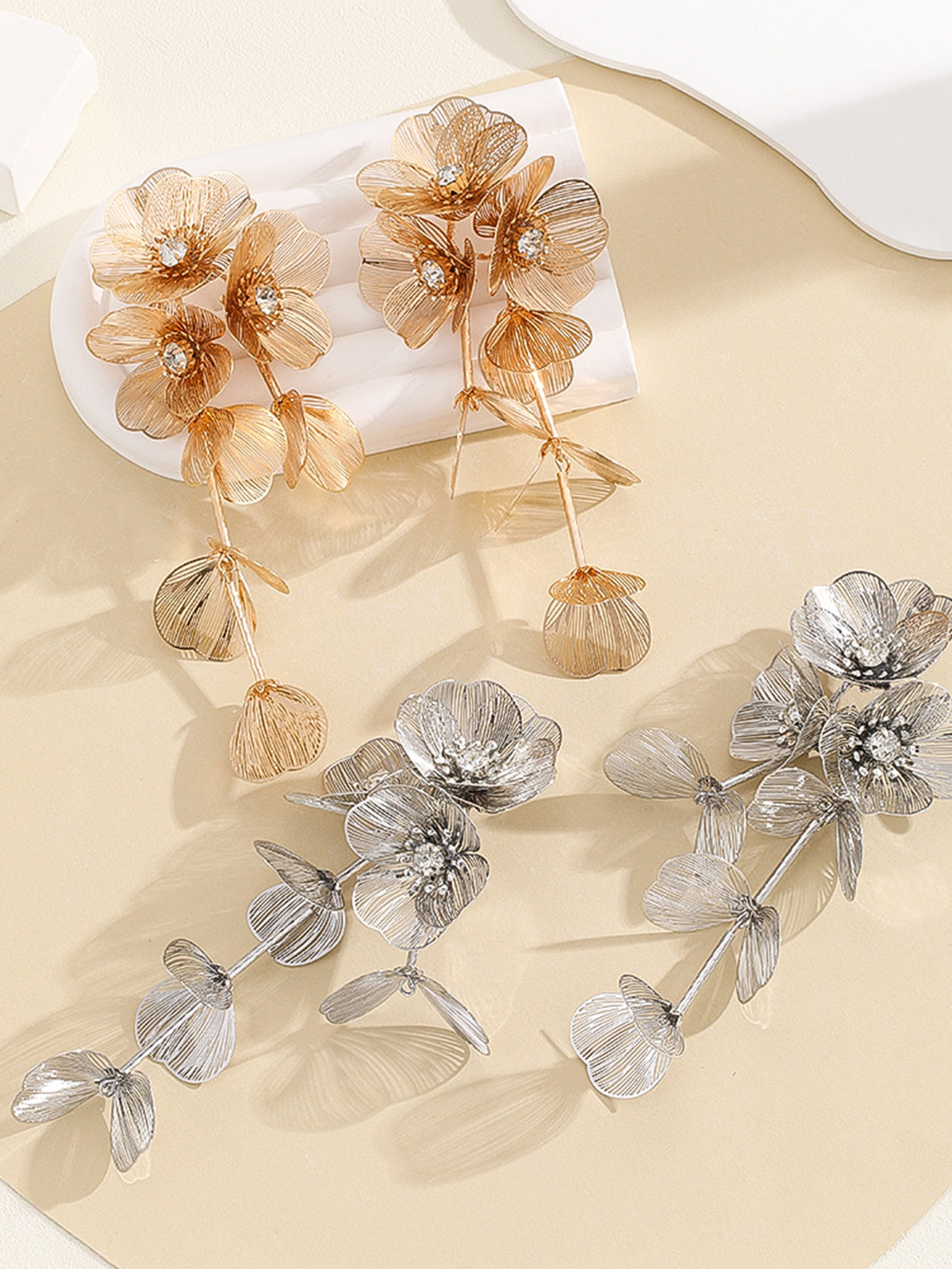 Clara | Bezaubernde Fransenohrringe mit Blumendesign