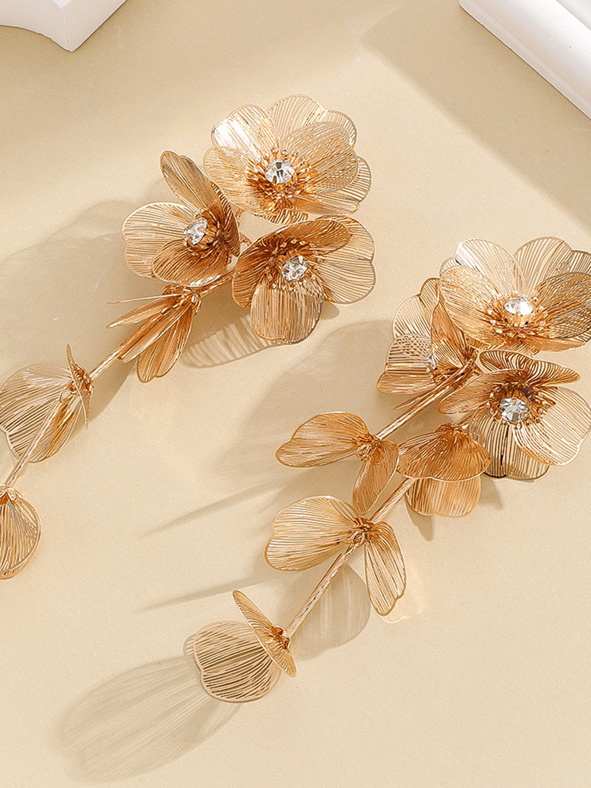 Clara | Bezaubernde Fransenohrringe mit Blumendesign