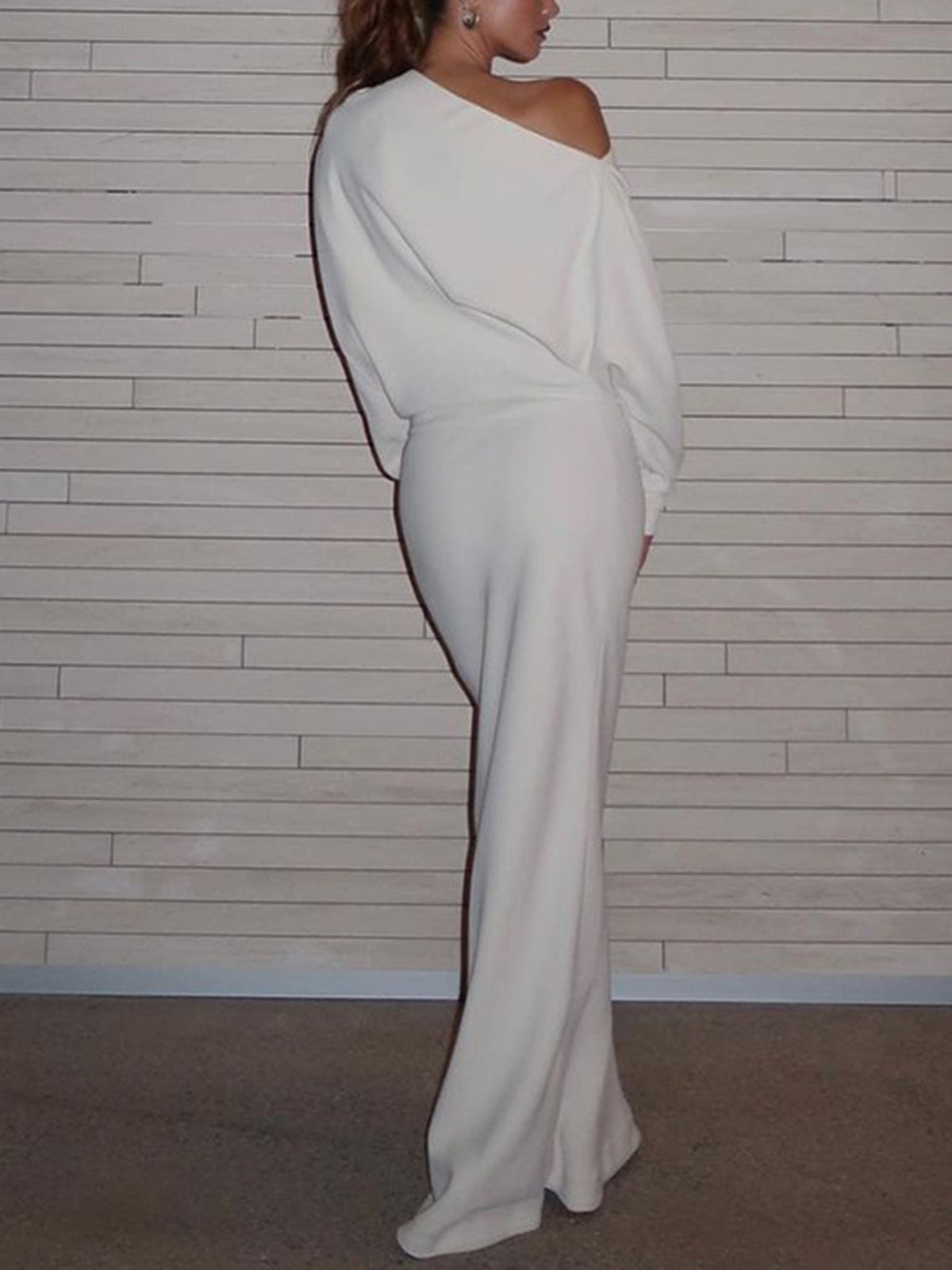 Sophie | Asymmetrisches schulterfreies Maxikleid mit langen Ärmeln