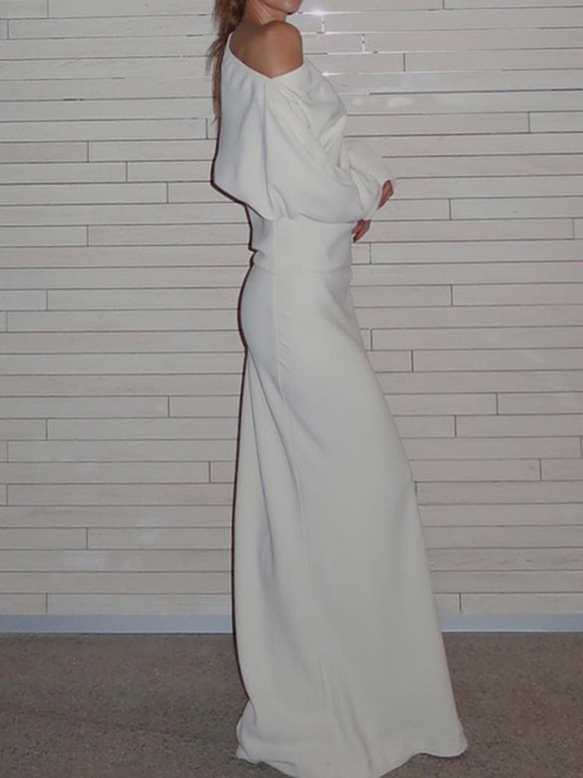 Sophie | Asymmetrisches schulterfreies Maxikleid mit langen Ärmeln