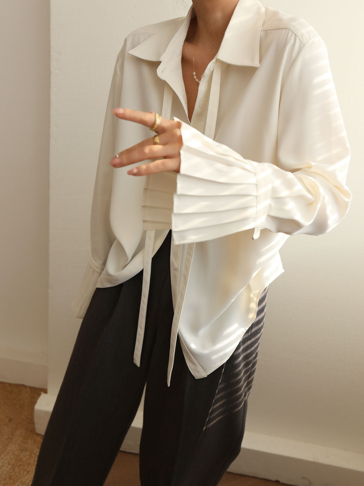 Sophie | Gefaltete Kragenbluse mit Knopfverschluss