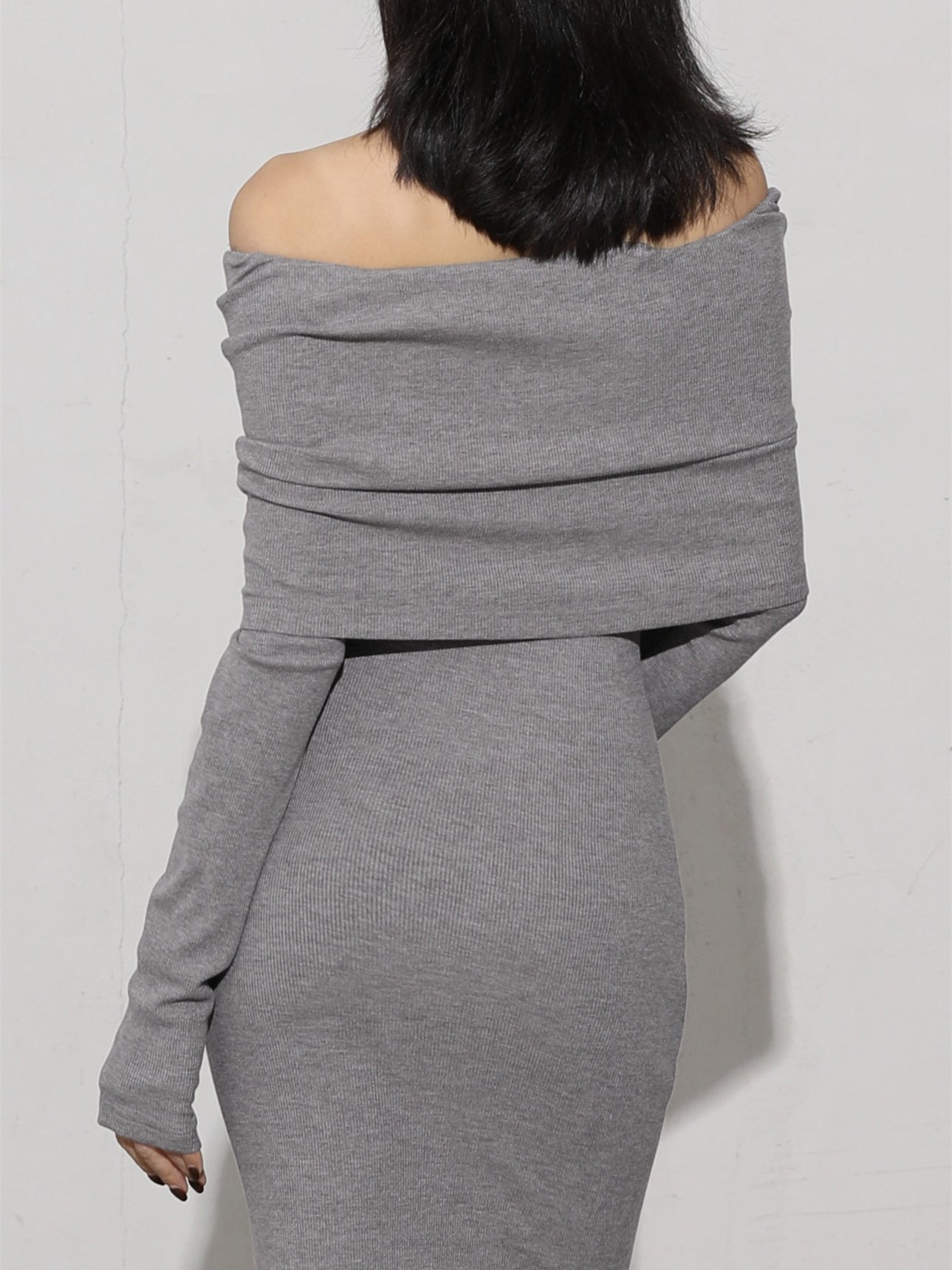 Antonia | Elegantes schulterfreies Kleid mit langen Ärmeln in Anthrazit