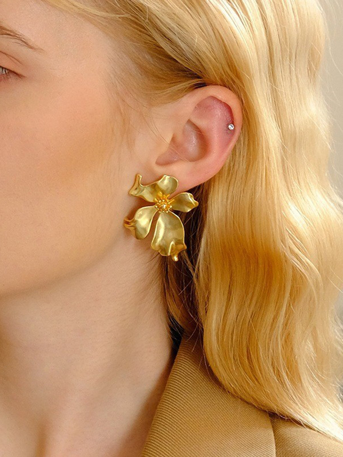 Leonie | Elegante Metallblumen-Ohrringe