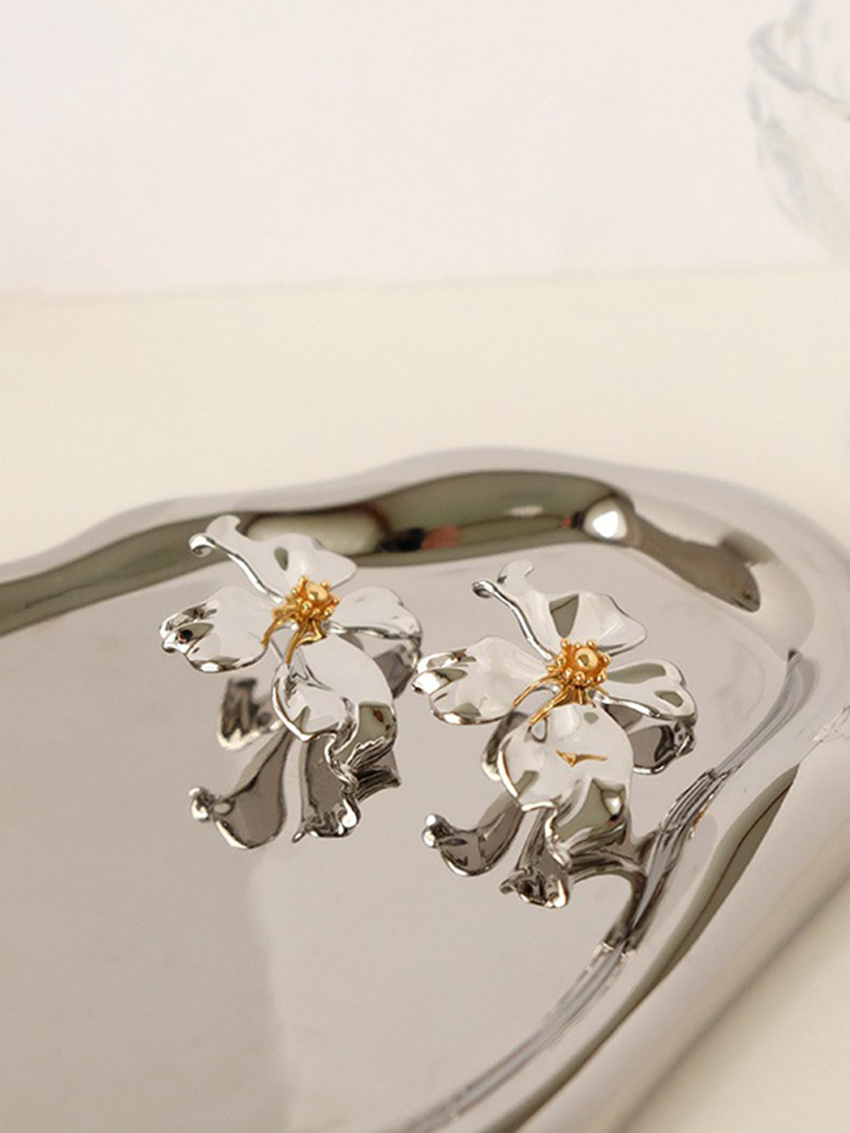 Leonie | Elegante Metallblumen-Ohrringe