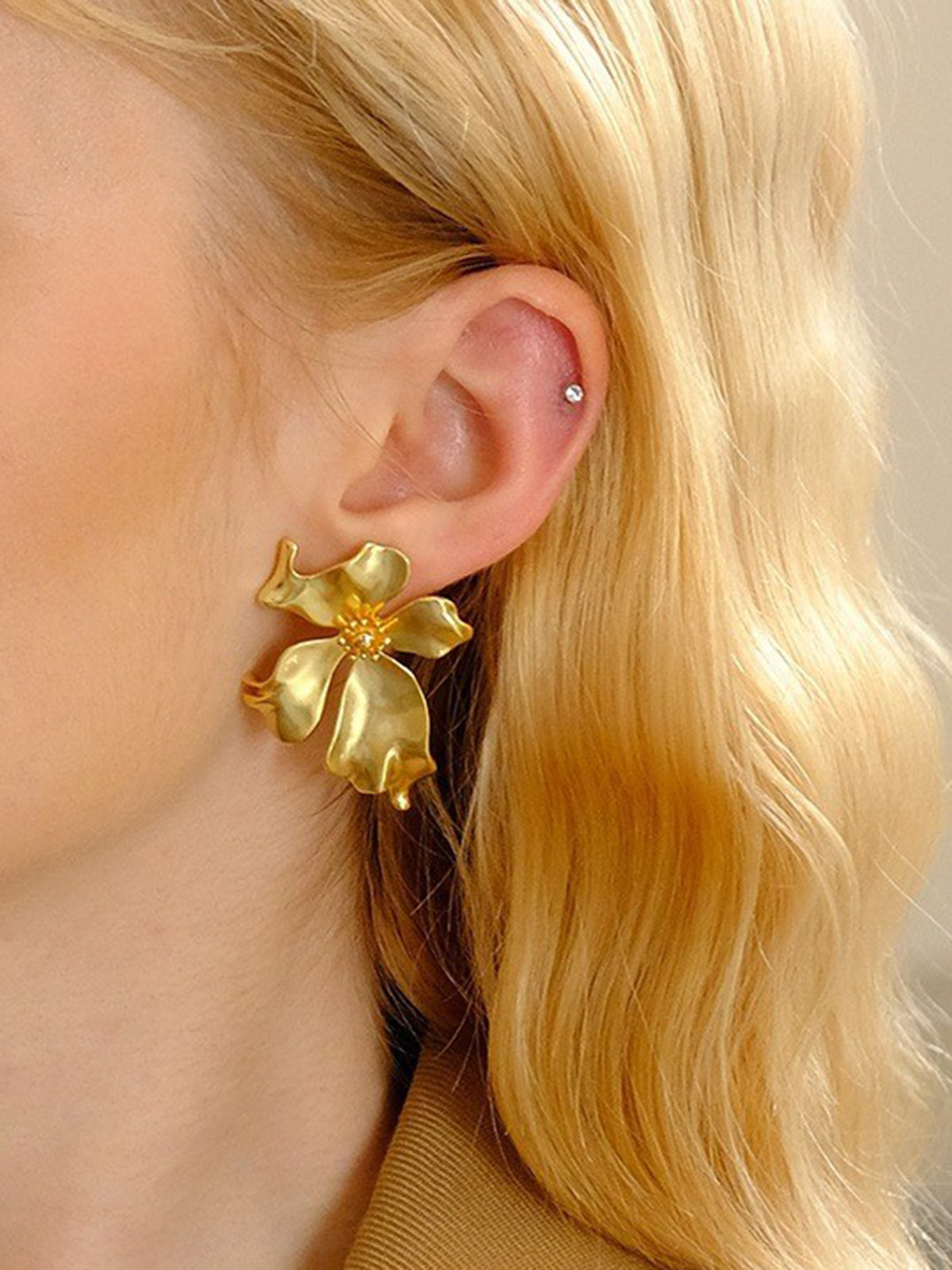 Leonie | Elegante Metallblumen-Ohrringe