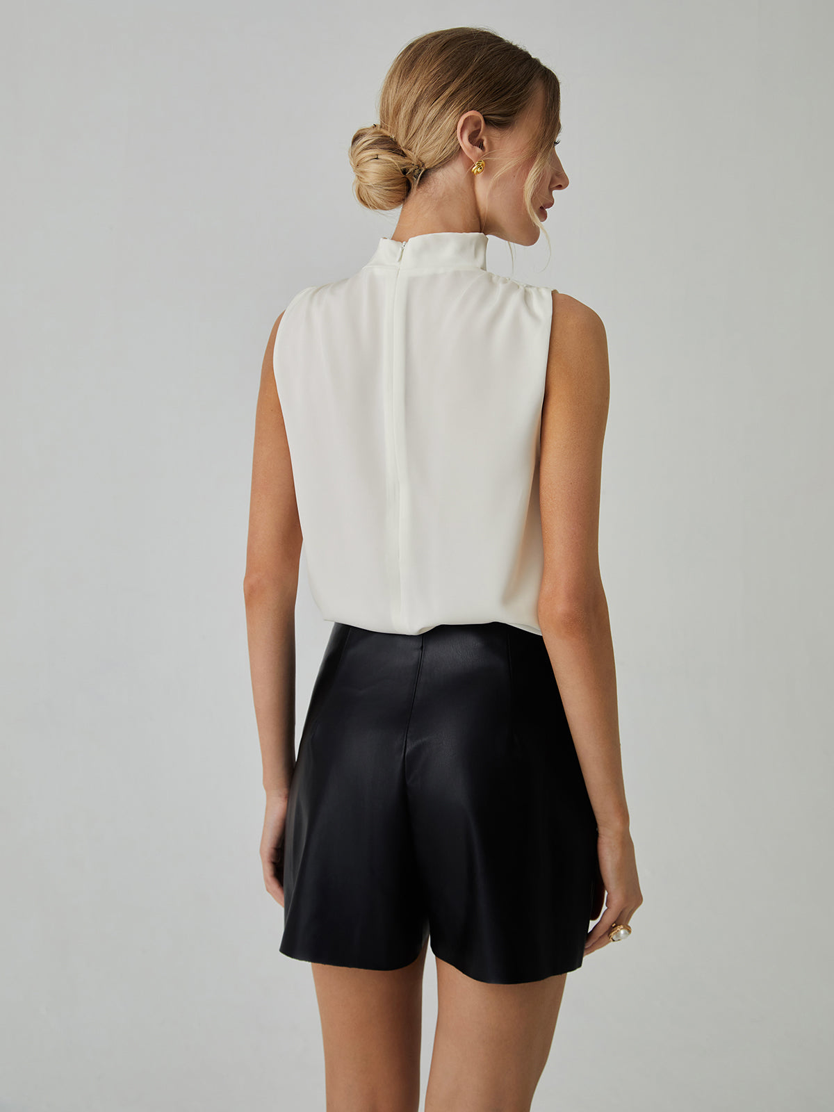 Laura | Plissierte ärmellose Bluse mit hohem Kragen