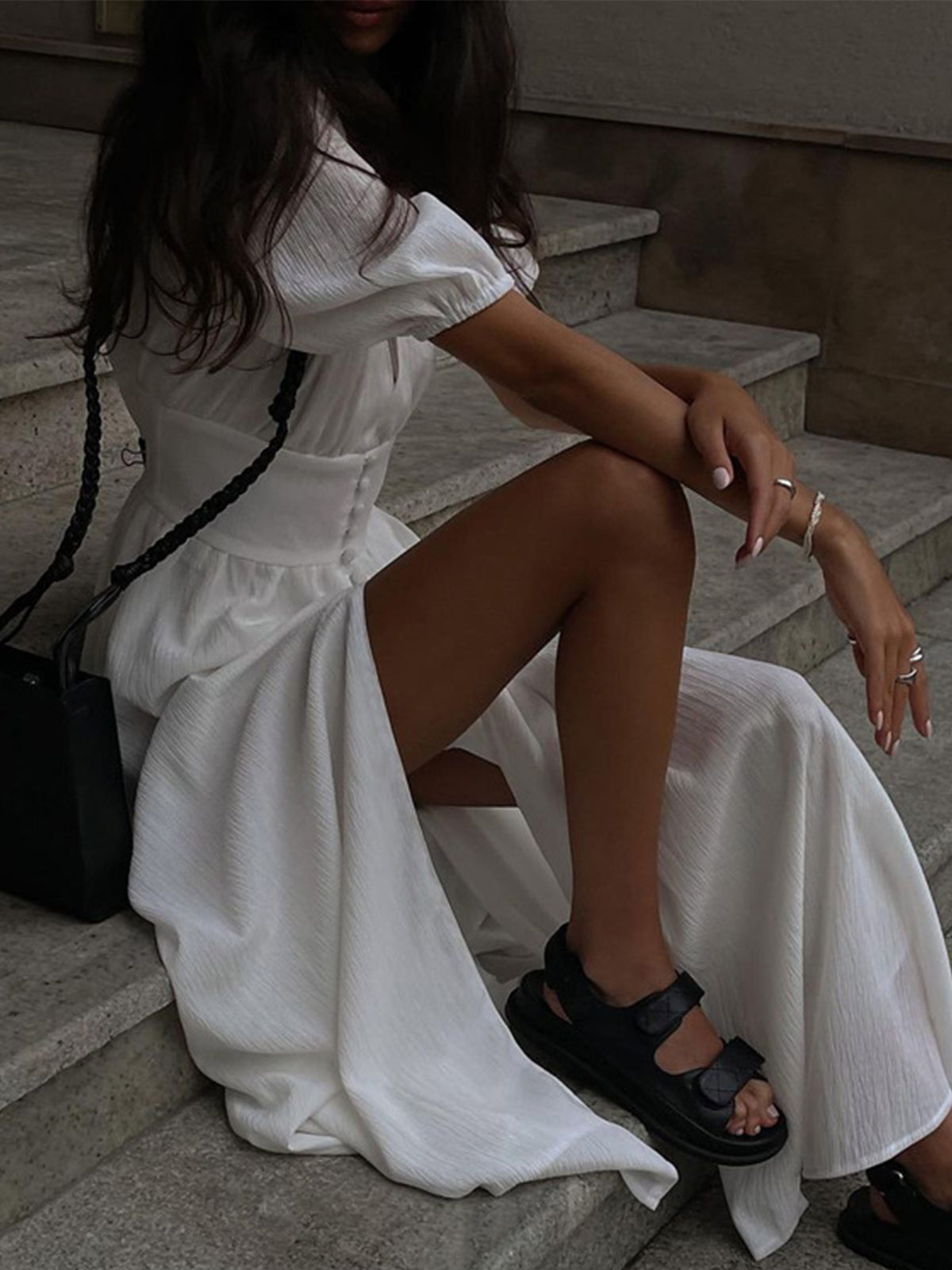 Eleganz trifft Stil | Frenchy Kleid mit Knopf und Schlitz