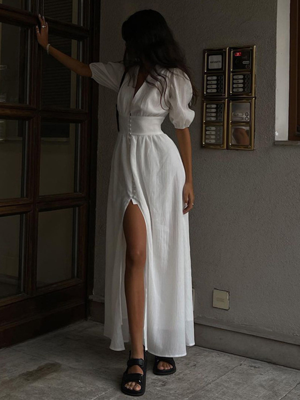 Eleganz trifft Stil | Frenchy Kleid mit Knopf und Schlitz