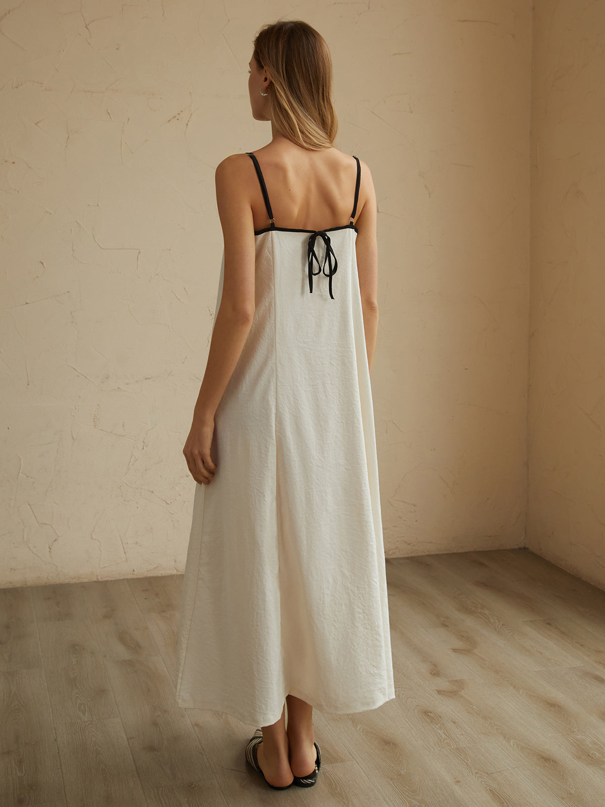 Clara | Elegantes Maxikleid mit Kontrastabschlüssen