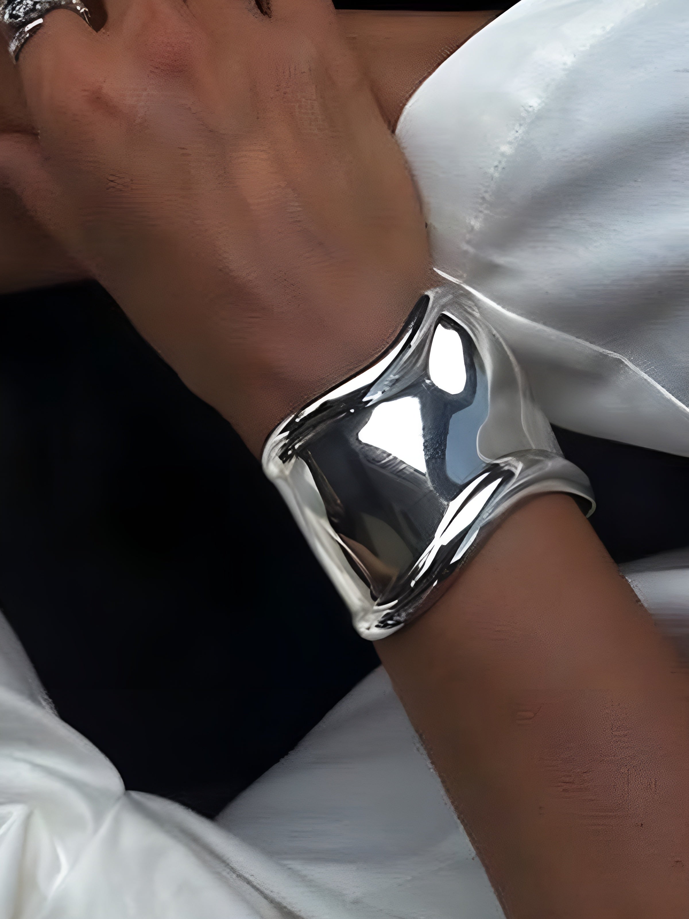 Laura | Elegantes Metallisches Breite-Cuff-Armband