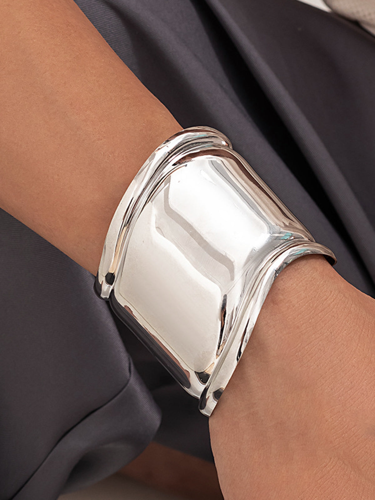 Laura | Elegantes Metallisches Breite-Cuff-Armband