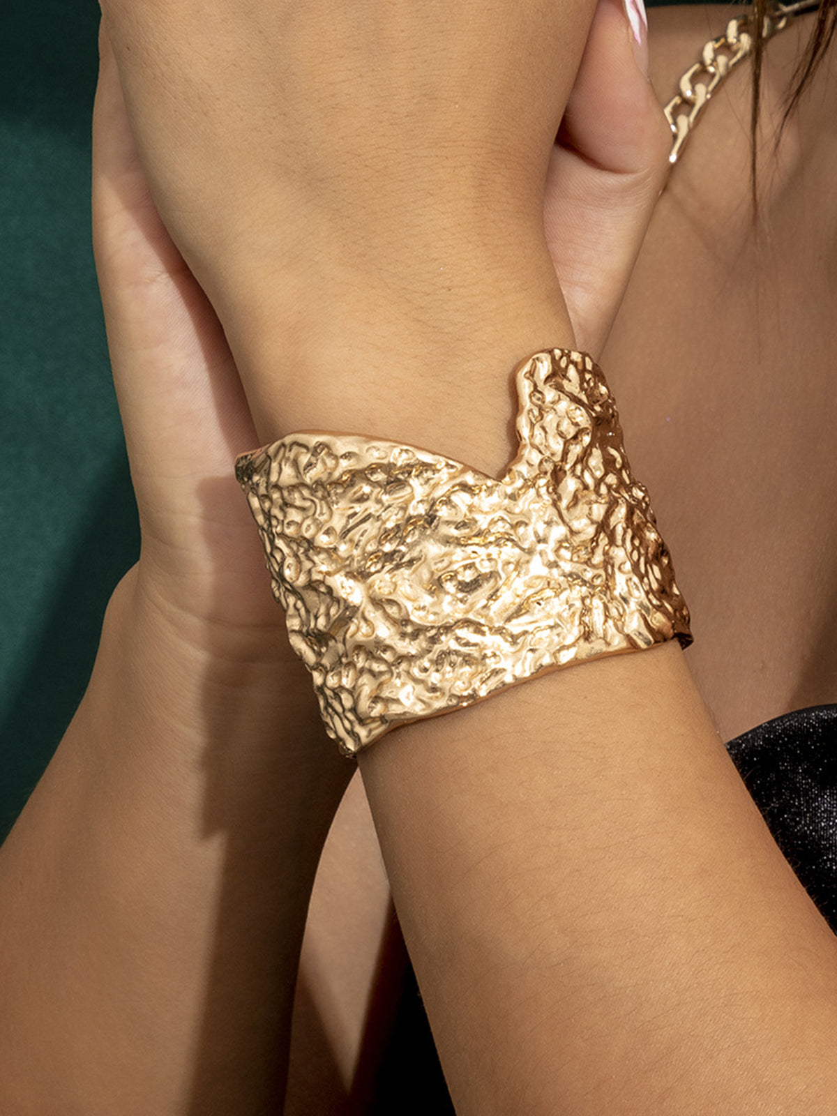Leonie | Unregelmäßiges Gold-Cuff-Armband