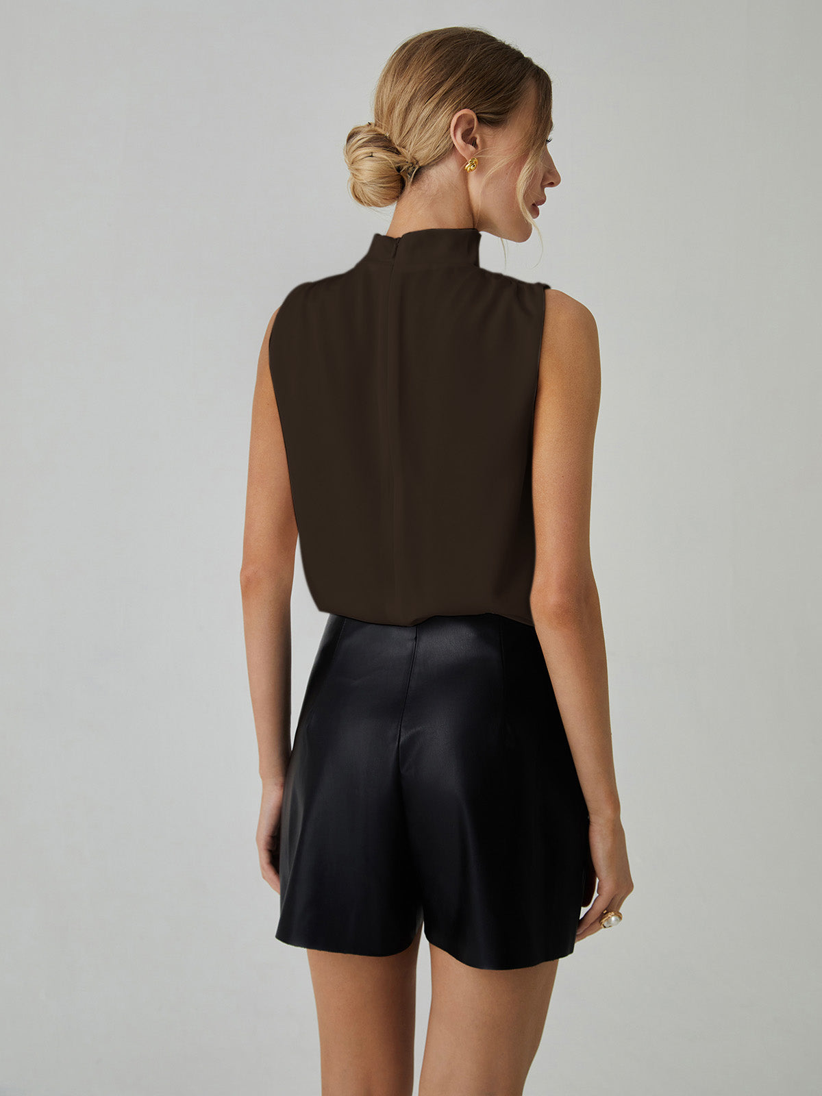 Laura | Plissierte ärmellose Bluse mit hohem Kragen