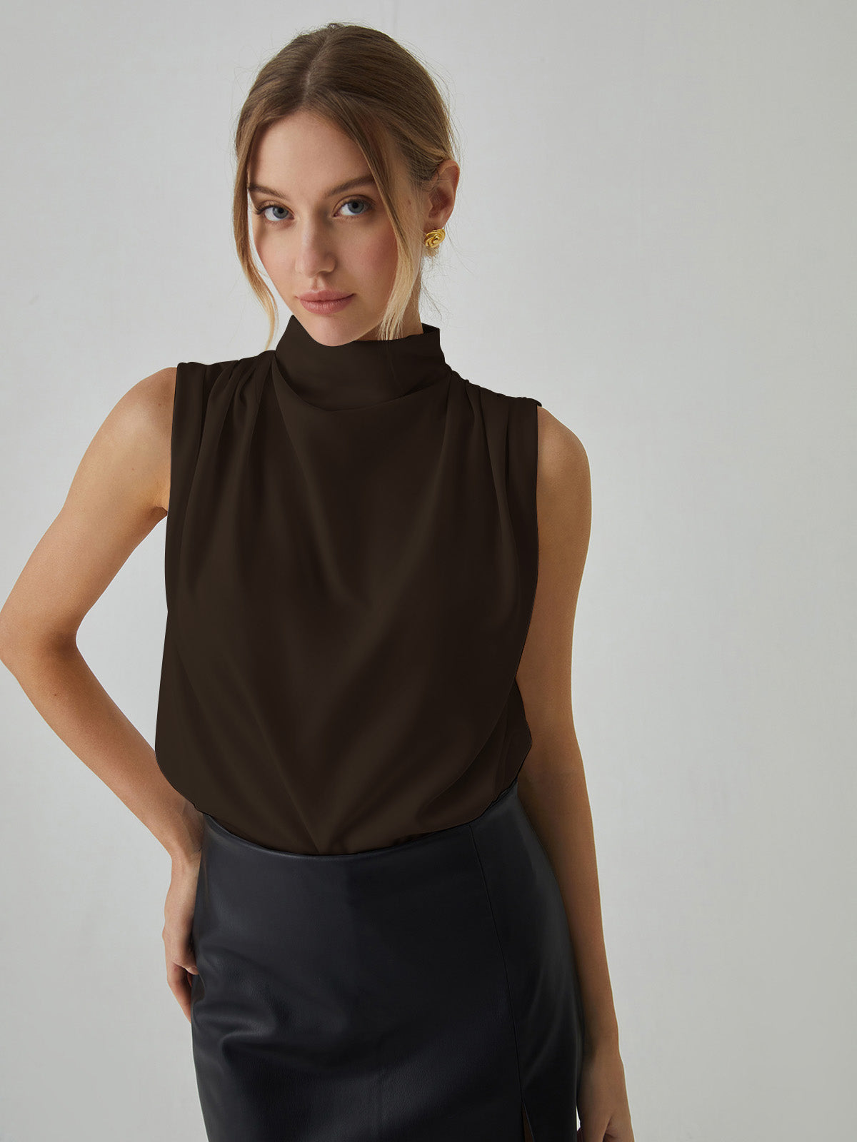 Laura | Plissierte ärmellose Bluse mit hohem Kragen