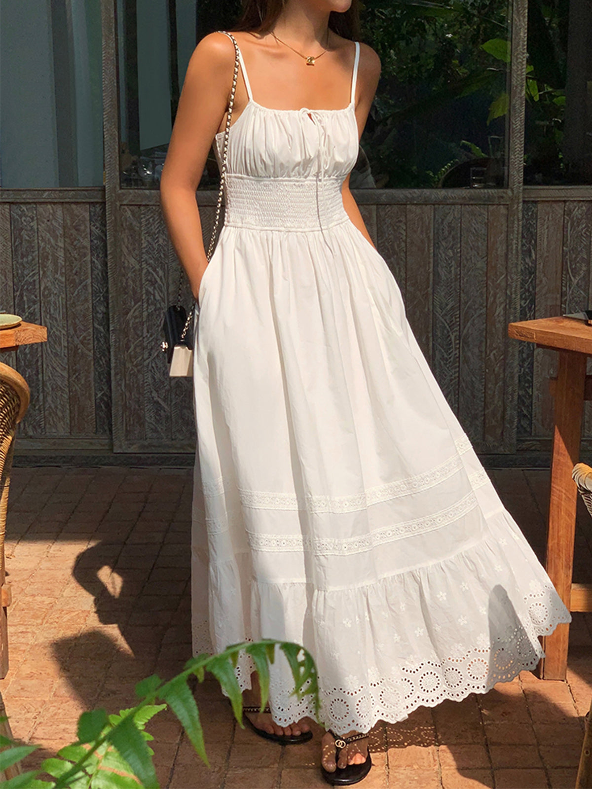Emilia | Romantisches Stickkleid mit Schößchen