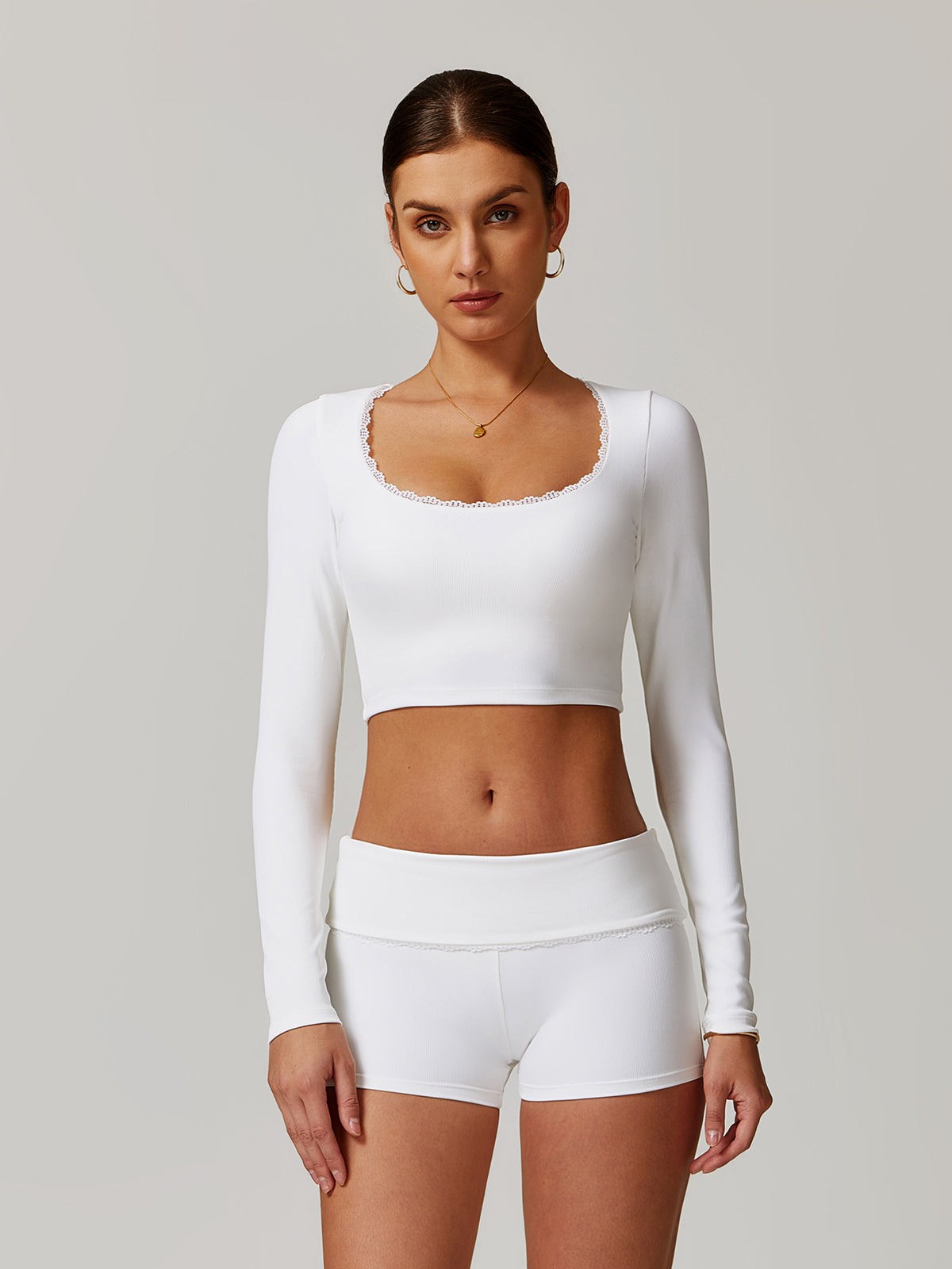 Clara | Sportliches Crop Top mit quadratischem Kragen und Rüschensaum