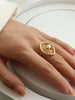 Clara | Ovaler Ring mit Süßwasserperlen und goldenen Akzenten