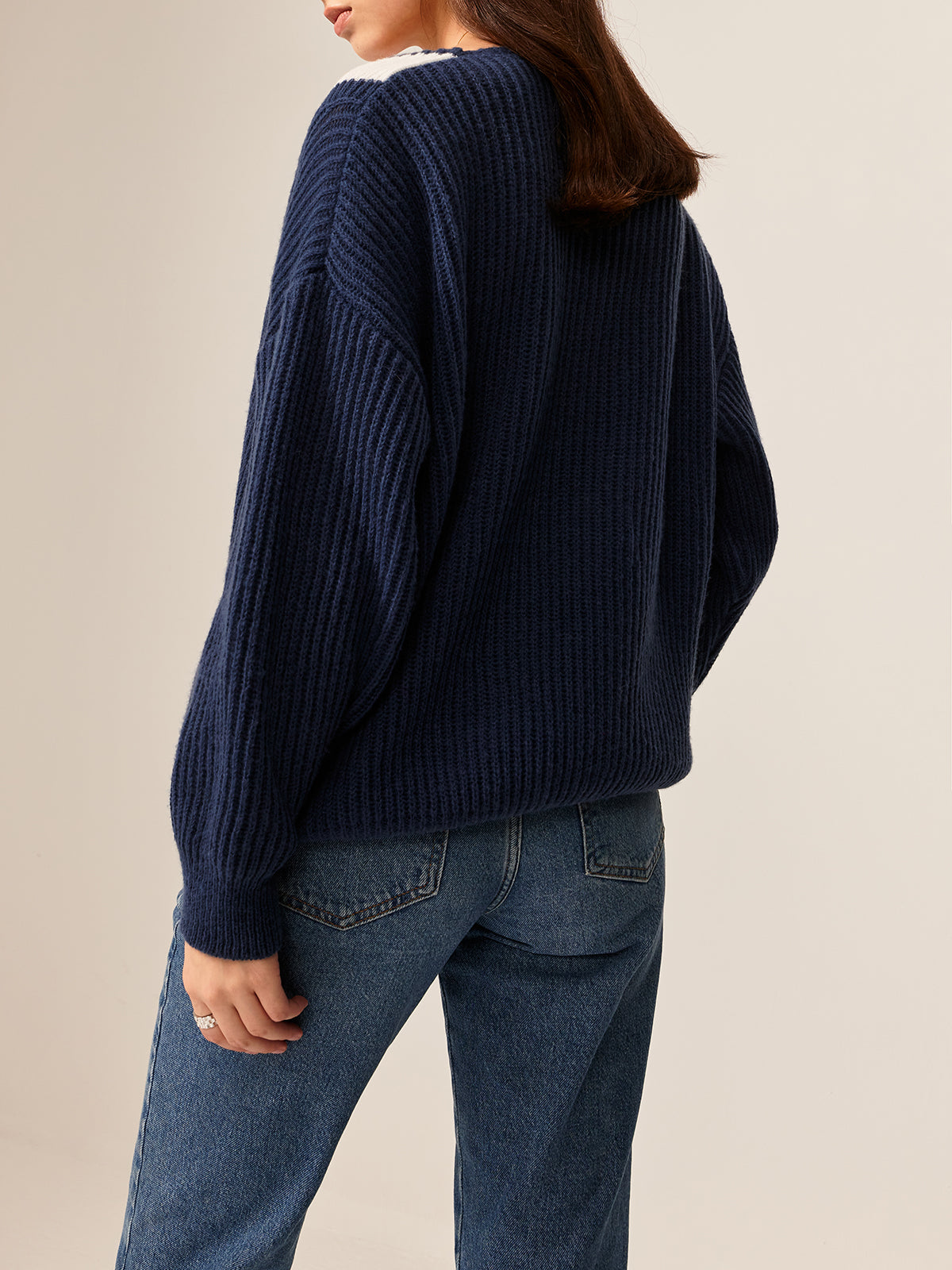 Modischer Pullover | Off-Shoulder Pullover mit Kontrastbesatz