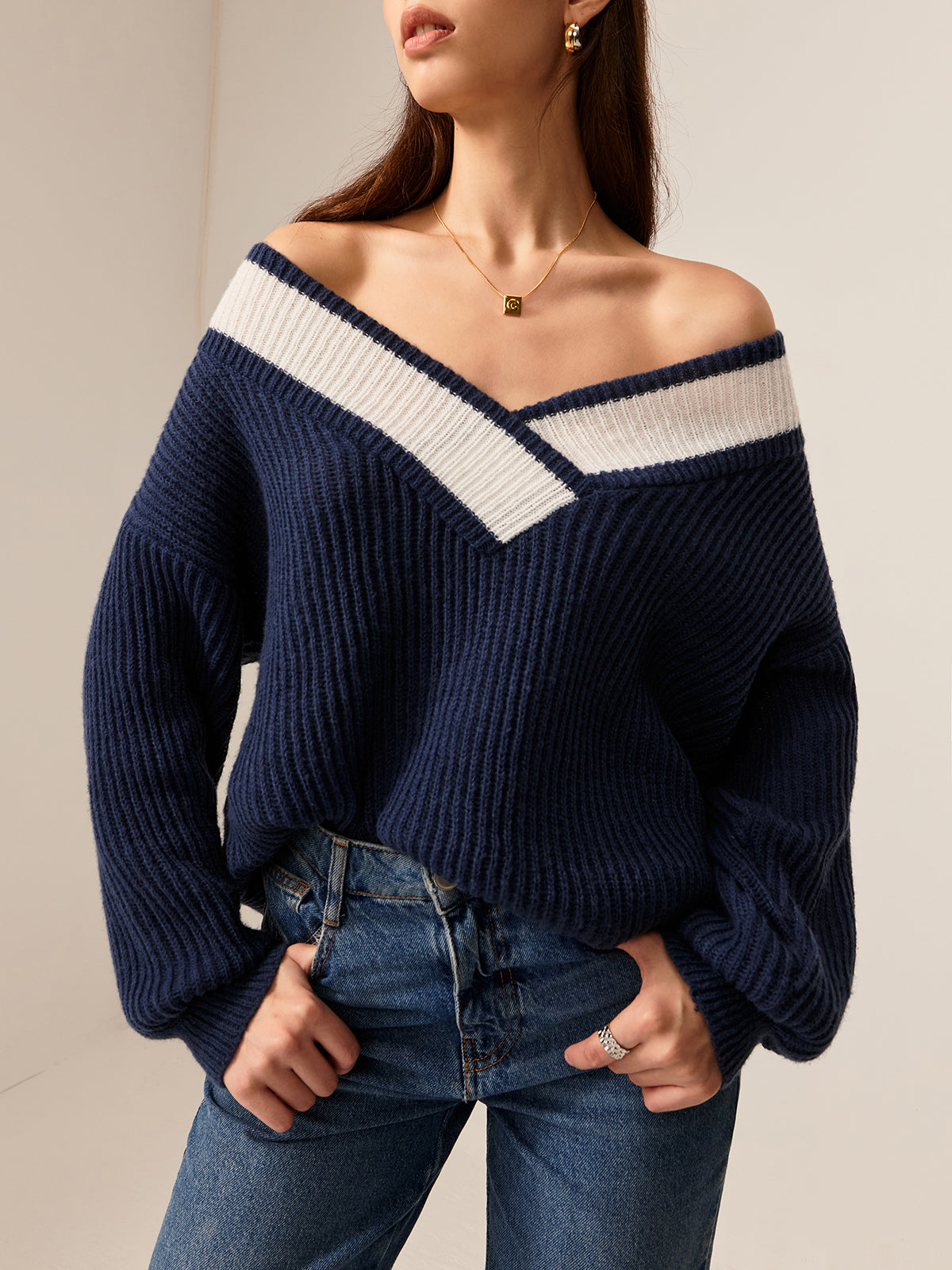 Modischer Pullover | Off-Shoulder Pullover mit Kontrastbesatz