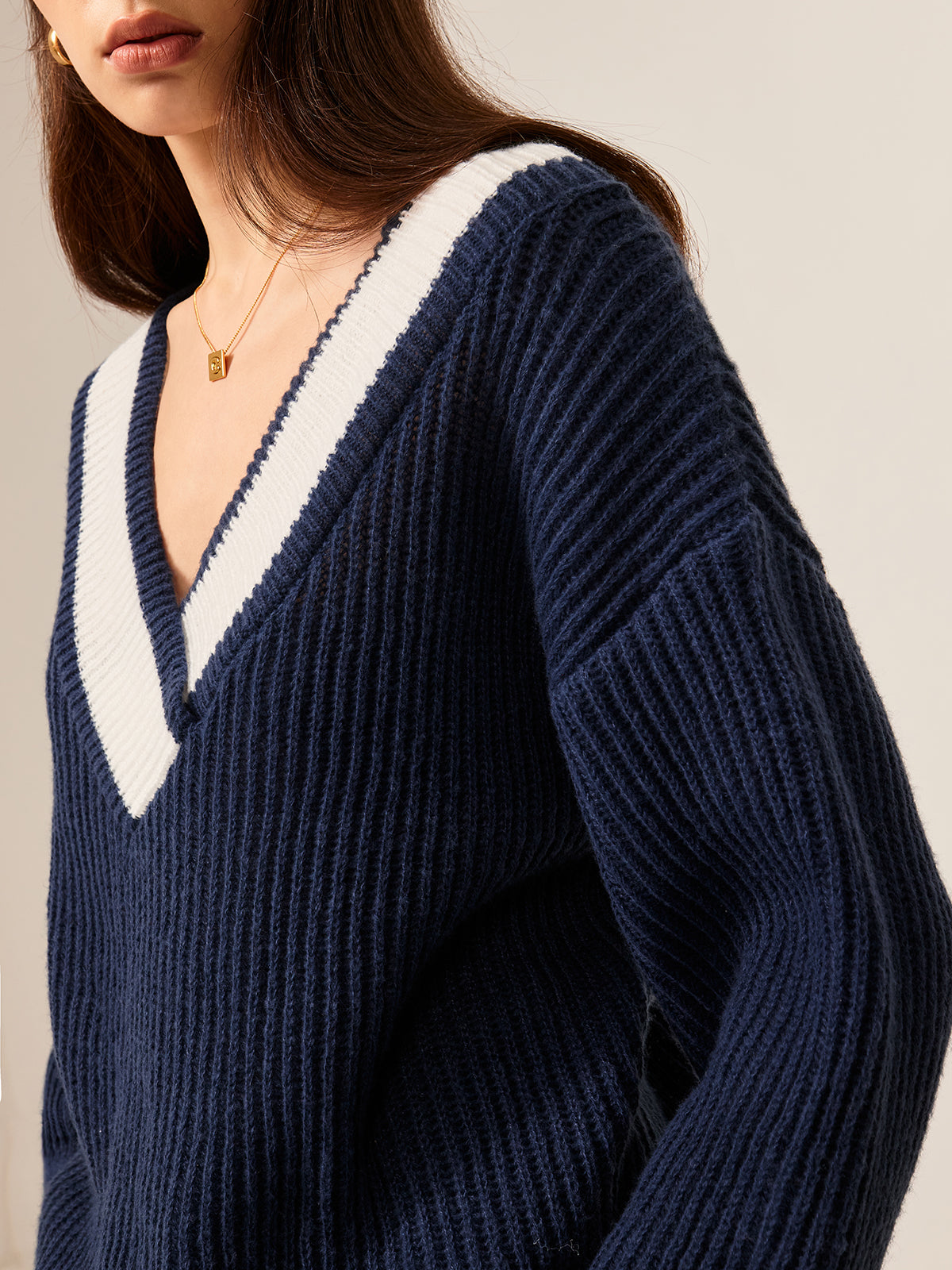 Modischer Pullover | Off-Shoulder Pullover mit Kontrastbesatz