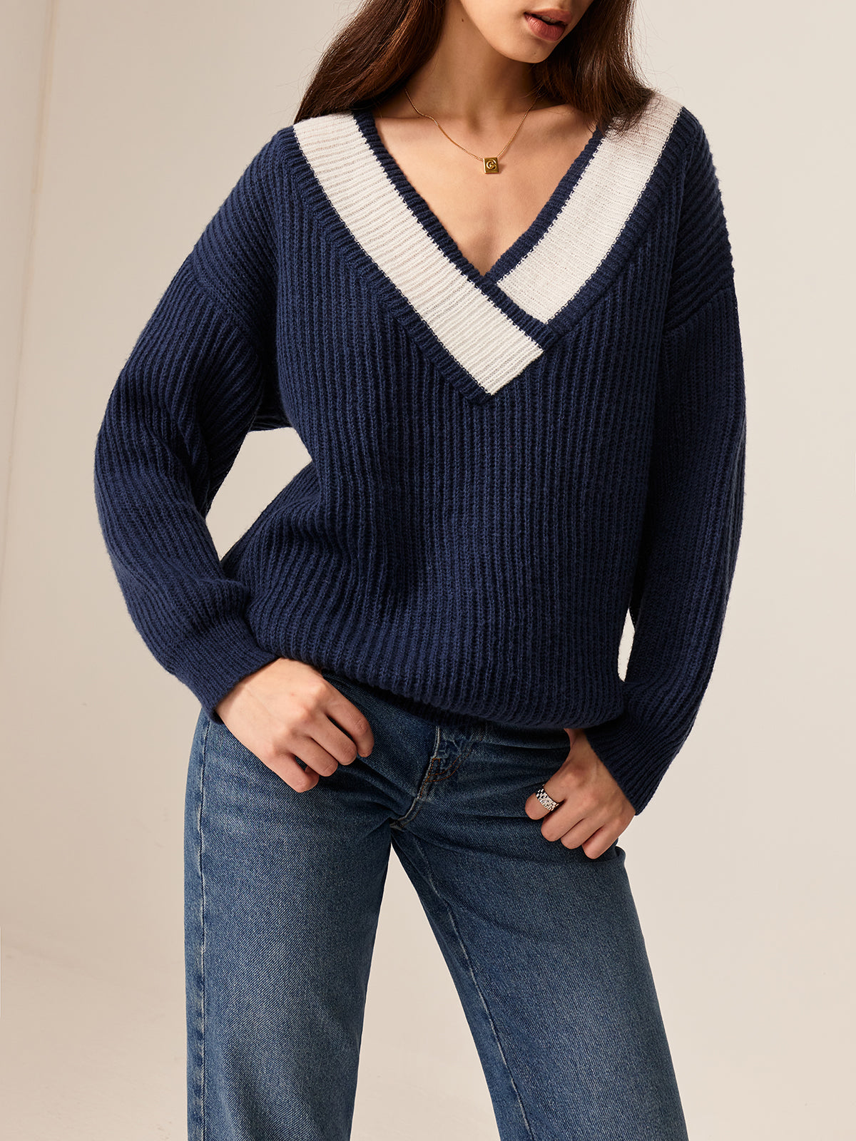 Modischer Pullover | Off-Shoulder Pullover mit Kontrastbesatz