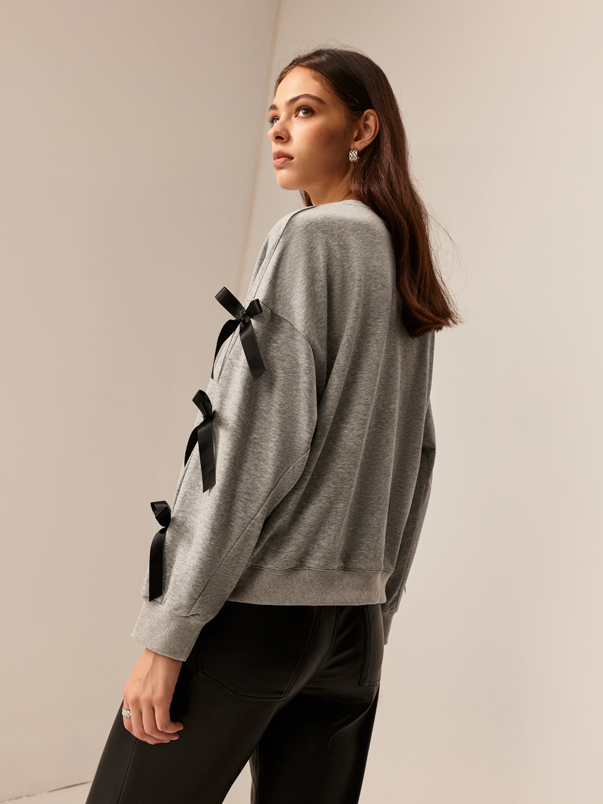 Leon | Verspielter Rundhals-Sweatshirt mit Schleife