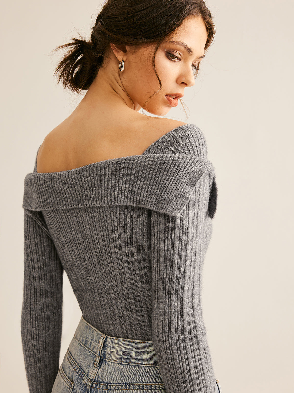 Clara | Raffinierter Rippstrick-Pullover mit kalten Schultern