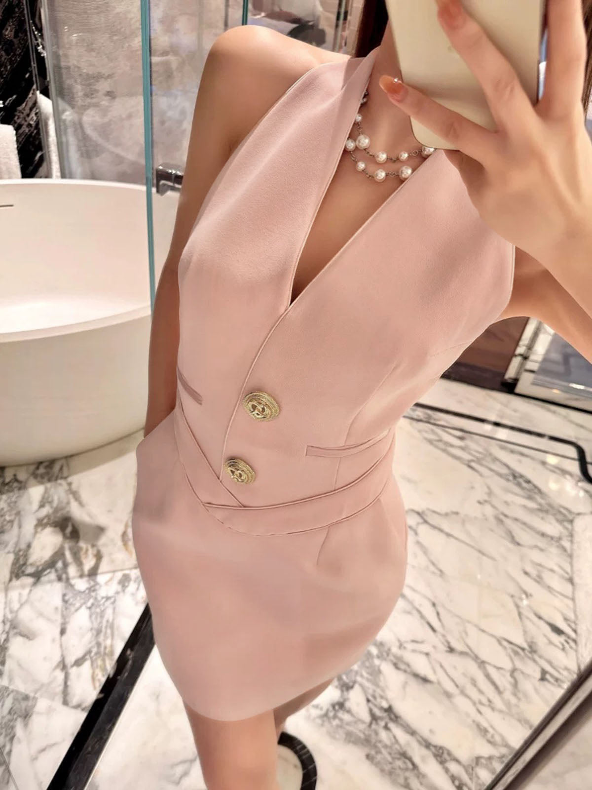 Clara | Ärmeloses V-Ausschnitt Kleid mit goldenen Knöpfen