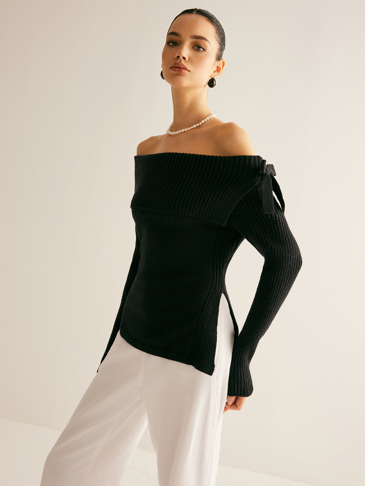 Emilia | Off-Shoulder Rippstrick-Pullover mit Schlitz und Schleife