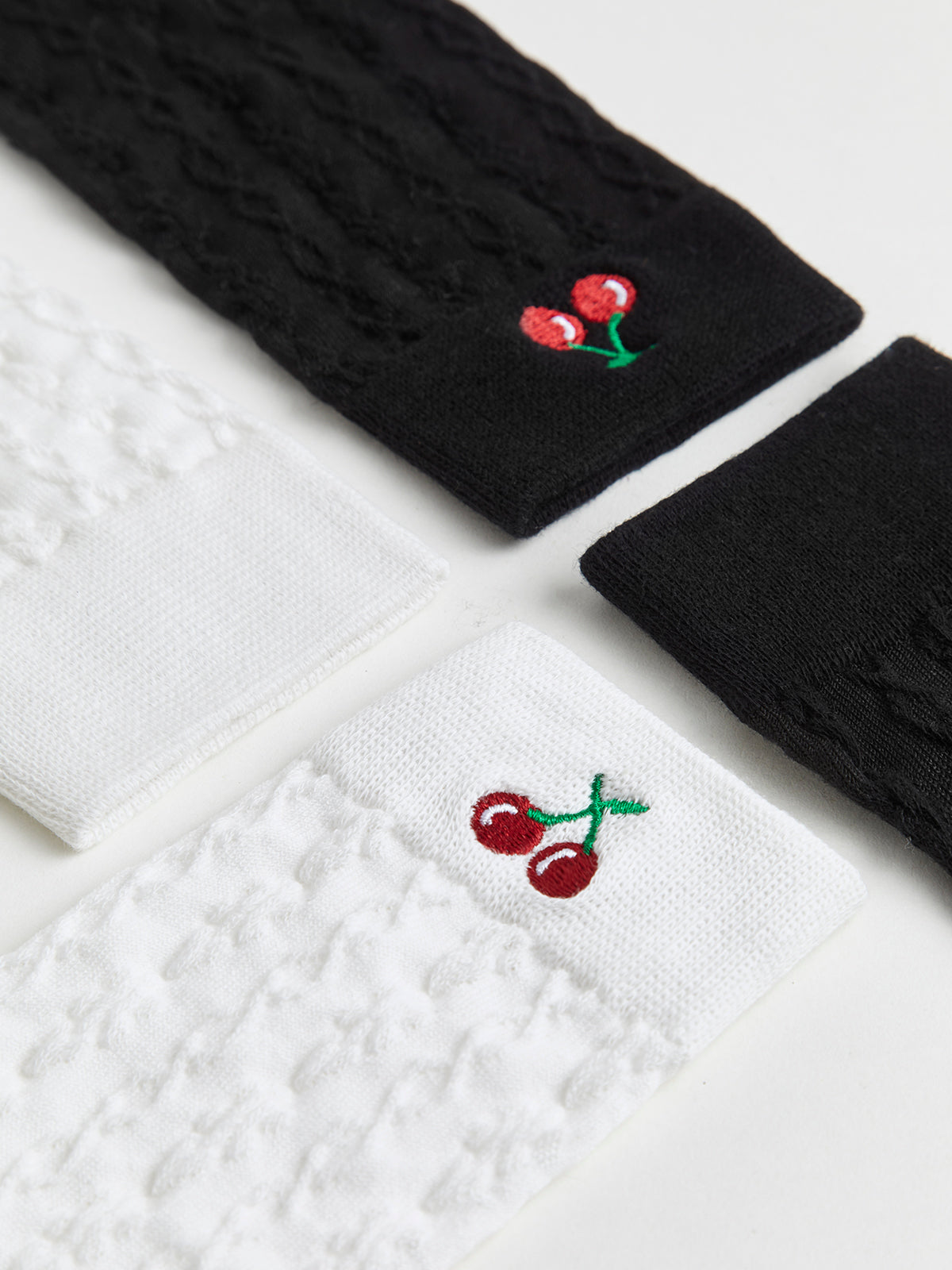 Lisa | Kirschen bestickte Twist-Socken