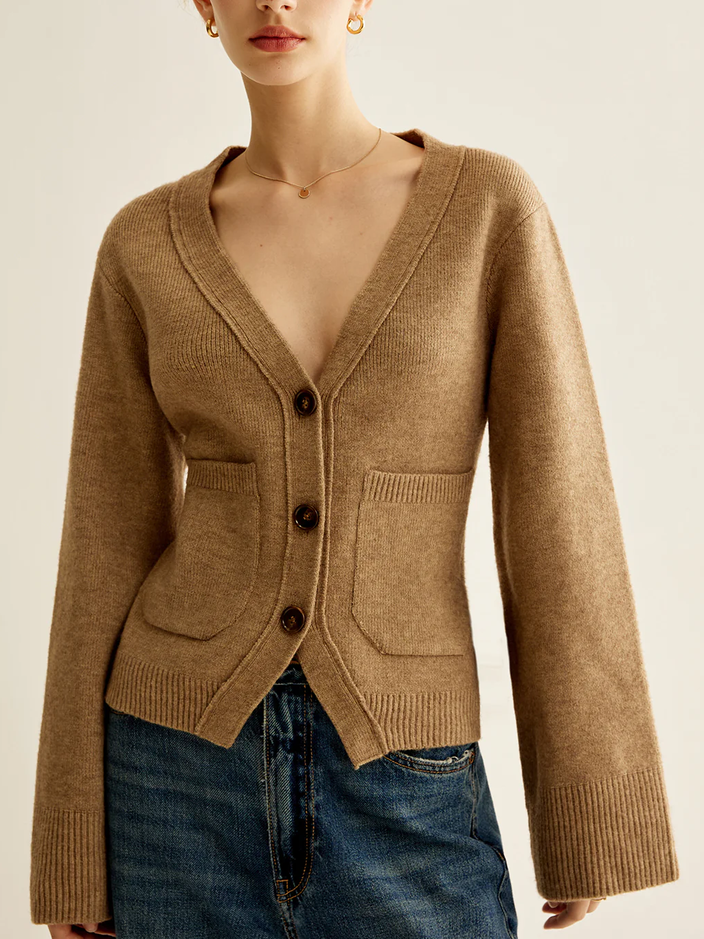 Clara | V-Ausschnitt Knopf-Cardigan