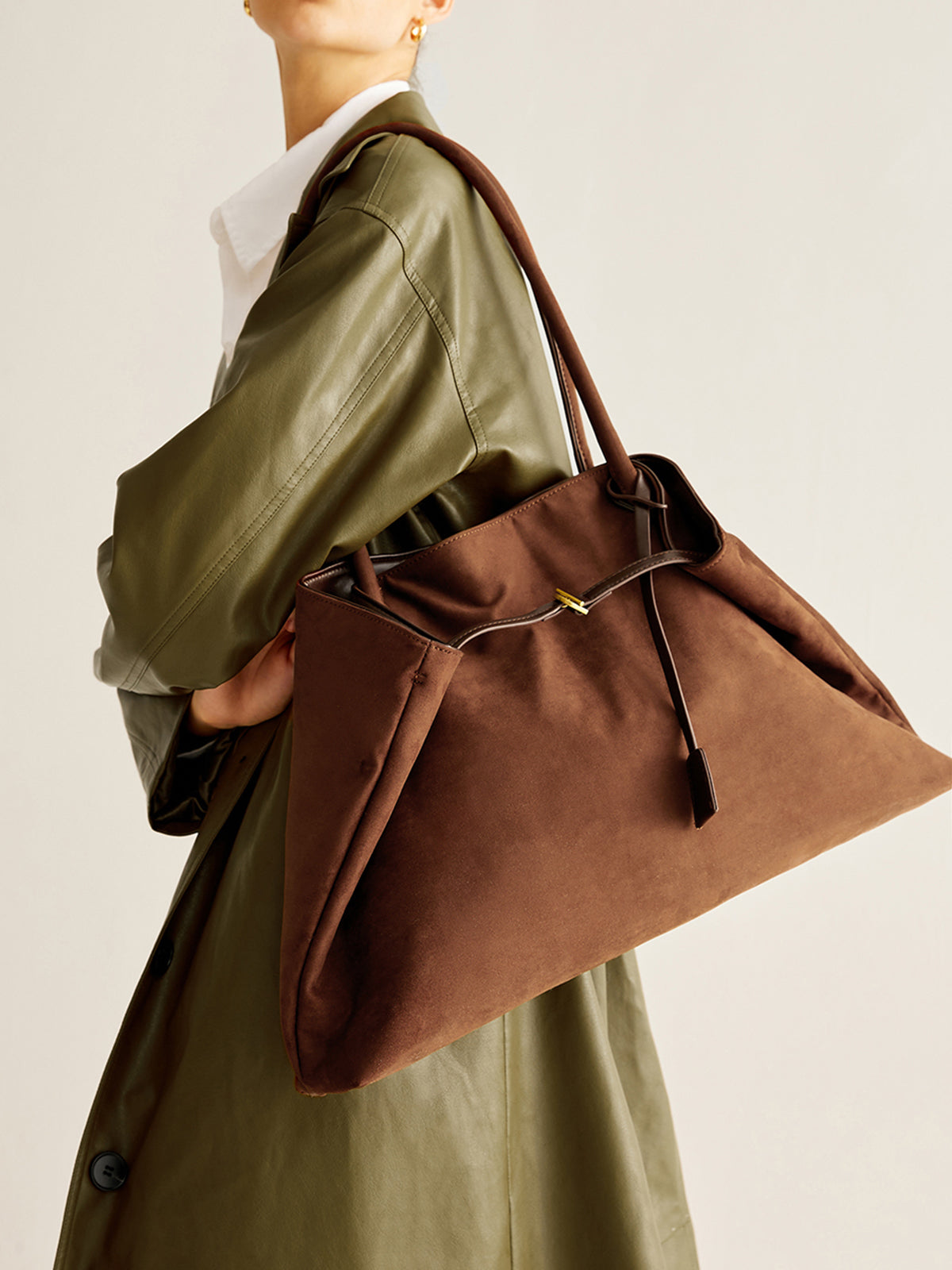 Clara | Geräumige Wildleder Schultertasche