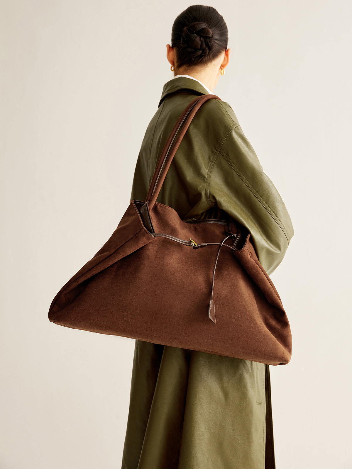 Clara | Geräumige Wildleder Schultertasche
