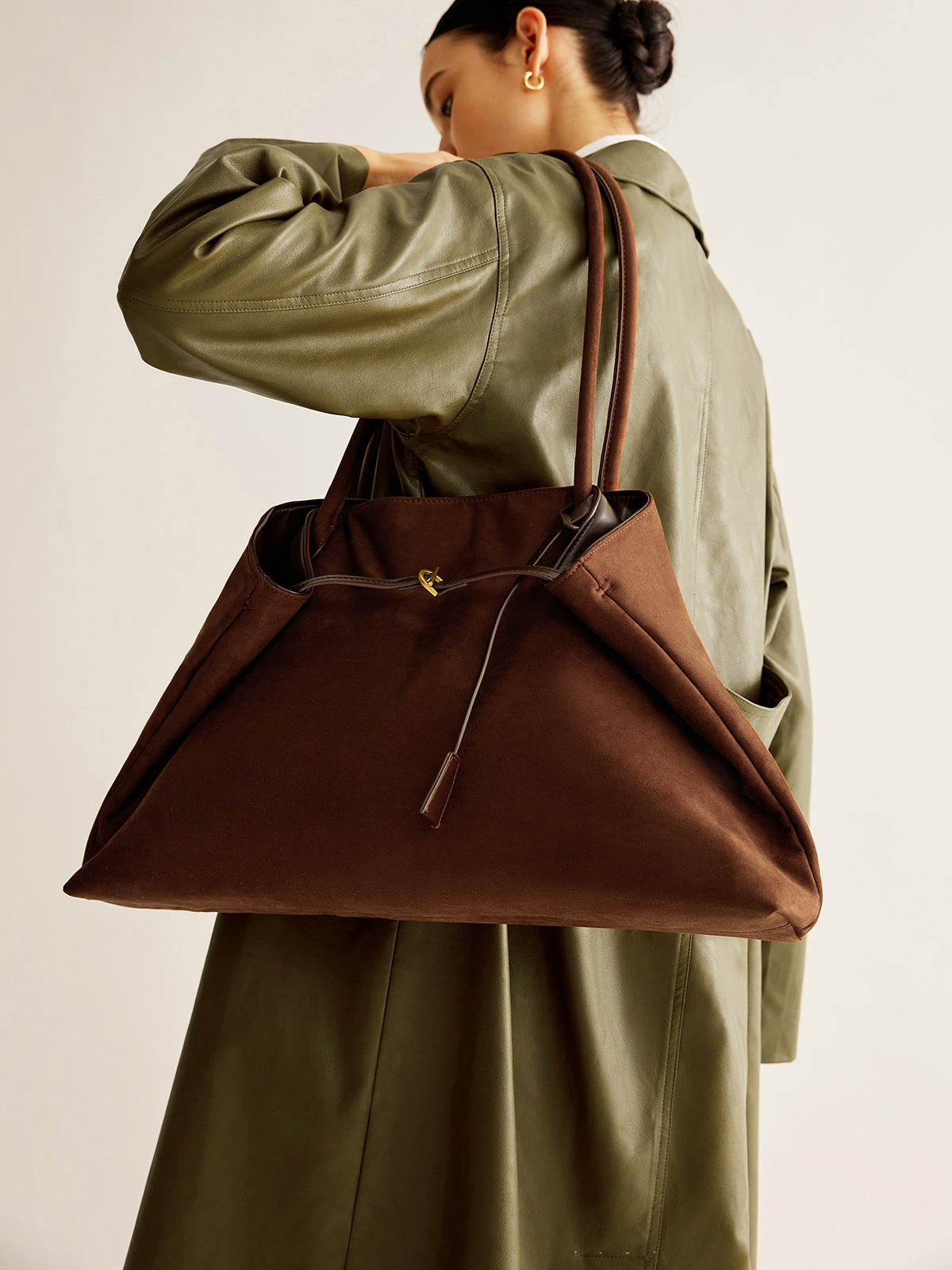 Clara | Geräumige Wildleder Schultertasche