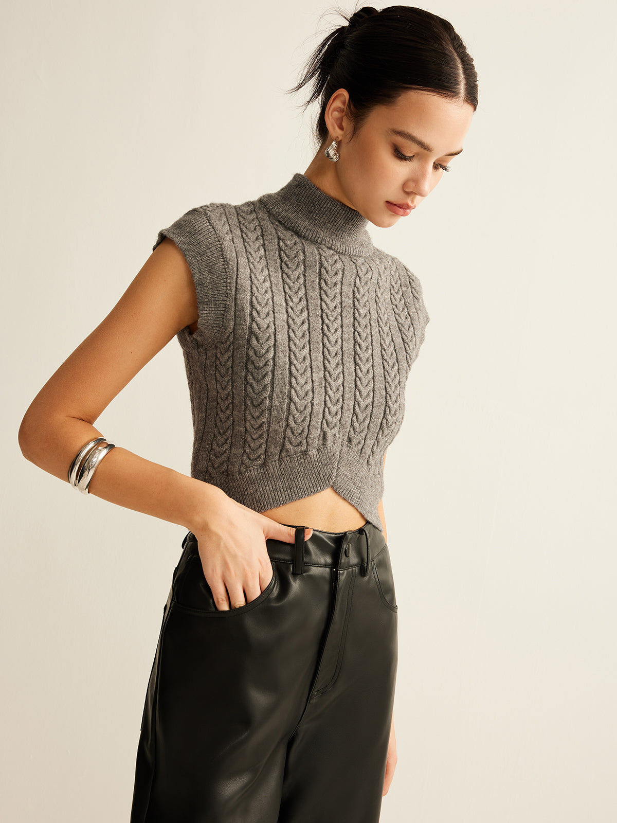 Max | Elegante Strickweste mit Rollkragen und Zopfmuster