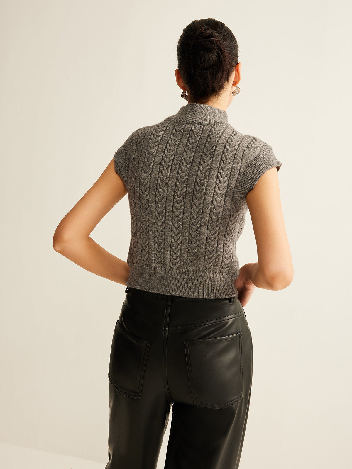 Max | Elegante Strickweste mit Rollkragen und Zopfmuster