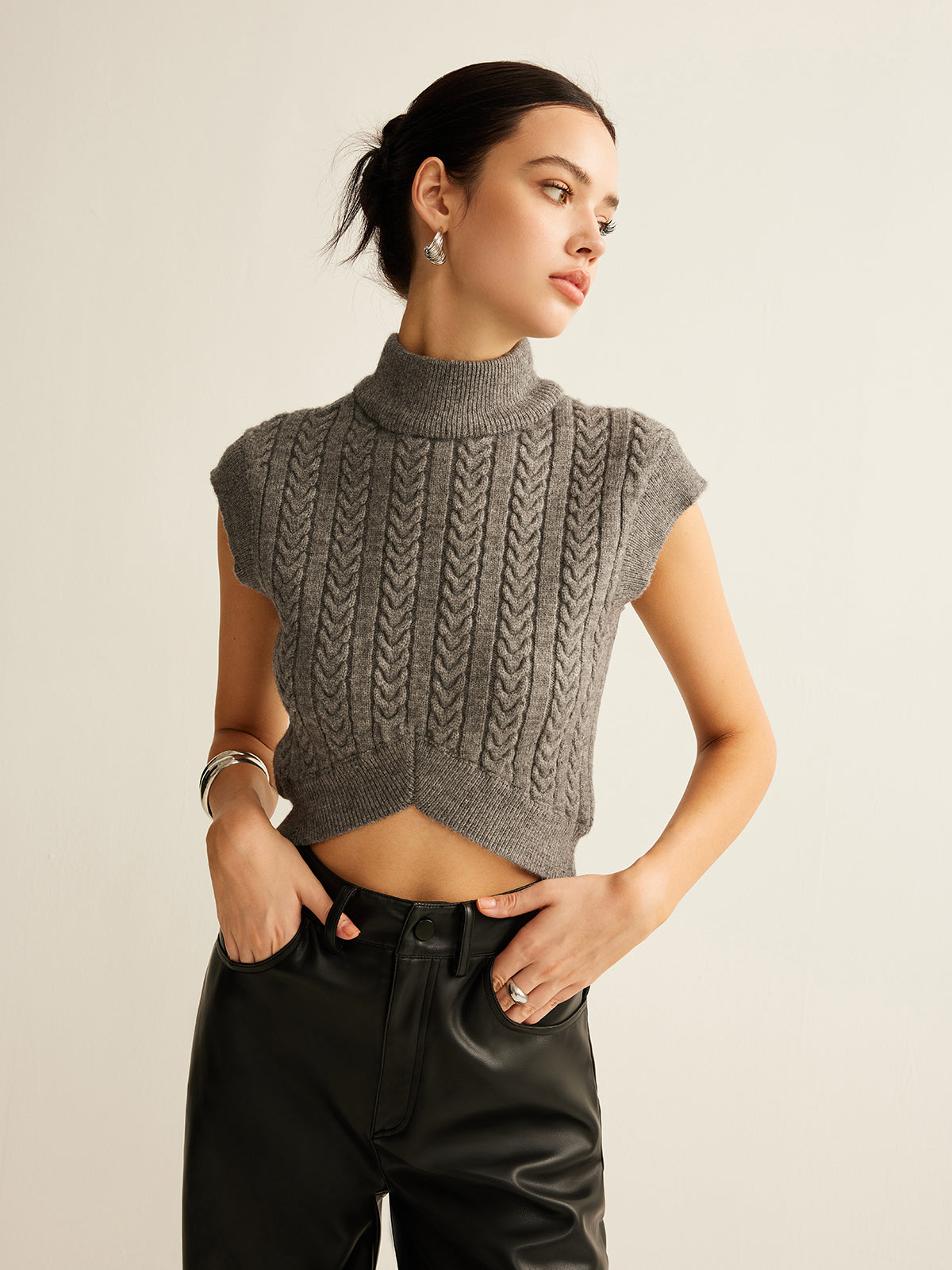 Max | Elegante Strickweste mit Rollkragen und Zopfmuster